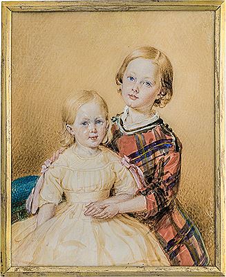 Miniatur Doppel Portrait zweier Kinder, der blonde kleine Junge in kariertem rotem Schottenrock, das blonde kleine Mädchen in weißem Kleid mit rosa Ärmelschleifen, auf blaugrün gepolstertem Sessel sitzend