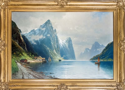 Nordische Fjordlandschaft im Sonnenlicht