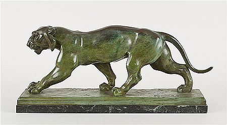 Lionne en marche.