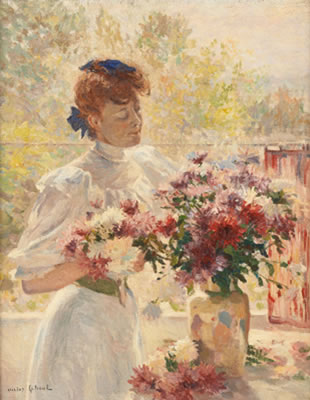 Jeune femme finalisant un bouquet de fleurs