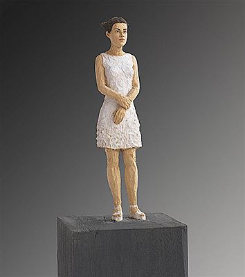 Frau mit kurzem weißen Kleid, 2013.
