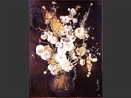 Vase de fleurs sur fond noir