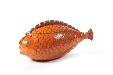 Terrina com tampa em forma de peixe, em barro vidrado em tons de cor-de-laranja