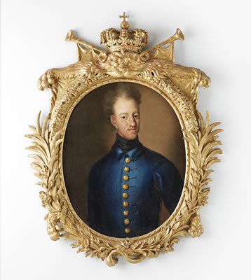 Porträtt av Karl XII iklädd blå vapenrock och svart halsduk, Altranstädt-typ, 1707 - midjebild
