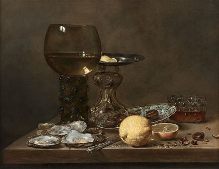 Plat d'huîtres, citrons, châtaignes et römer sur un entablement