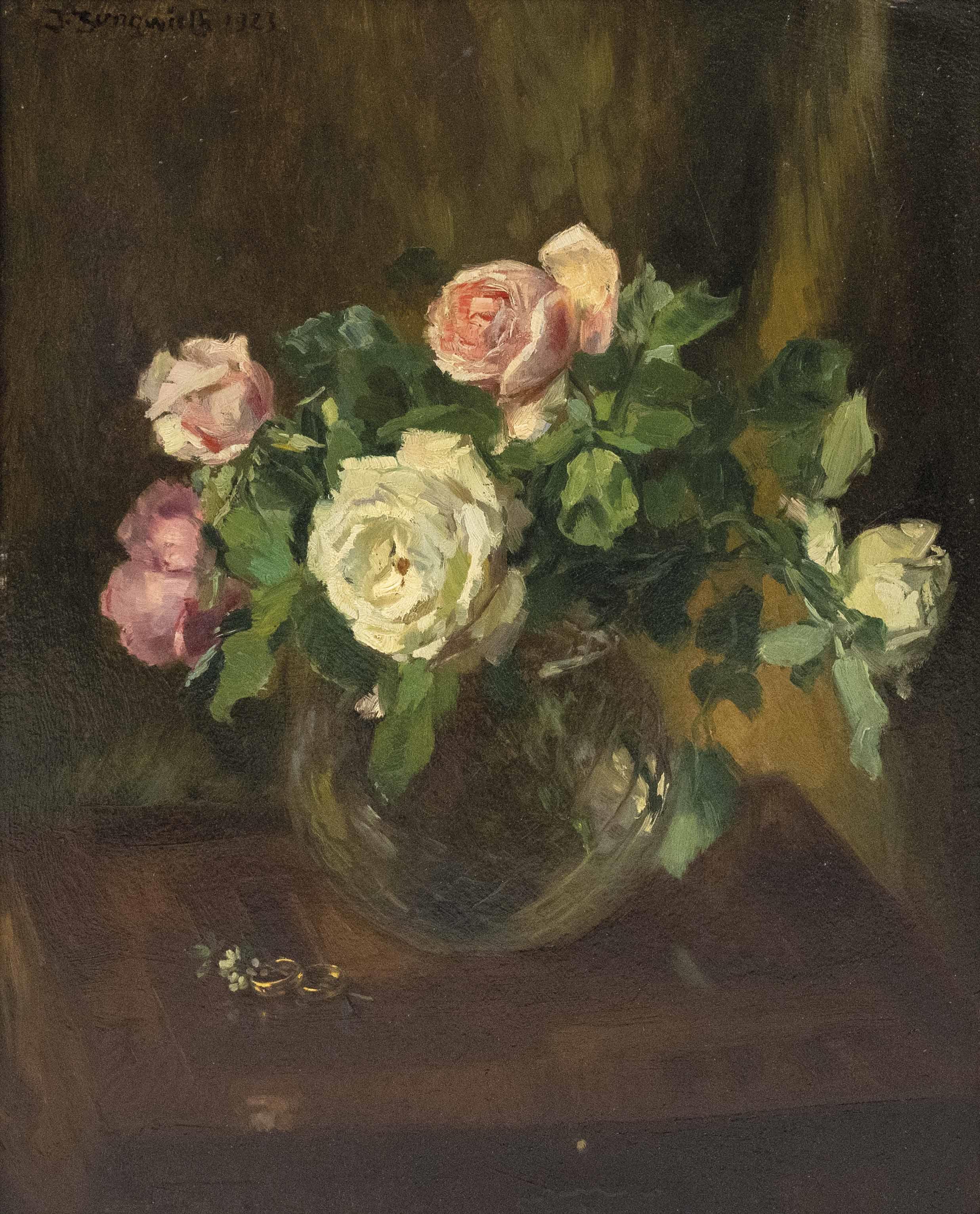 Stillleben mit Rosen in Glasvase und zwei Eheringen