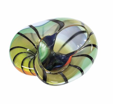 Objekt in muschelartiger Form farbloses Glas mit farbigen Einschmelzungen by Helmut W Hundstorfer - Auction record, sale price, and art valuation. Compare with similar artists and explore comparable artworks.
