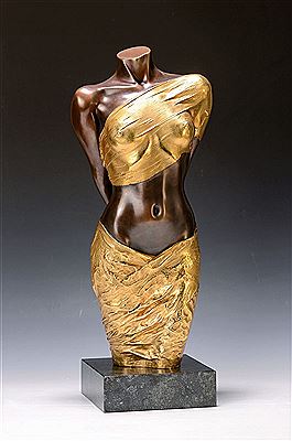 Weiblicher Torso mit hinter dem Rücken verschränkten Armen