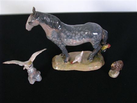 Horse with chicken, a cockatoo on a stump and a wild turkey (3)