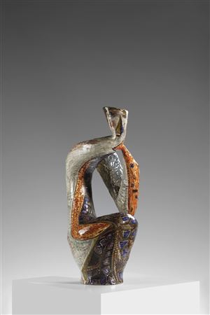 Sculpture vase with anthropomorphic inspiration