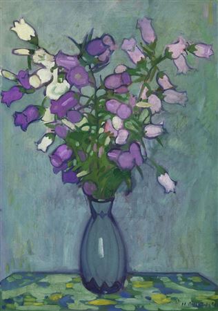 Glockenblumen in blauer Vase