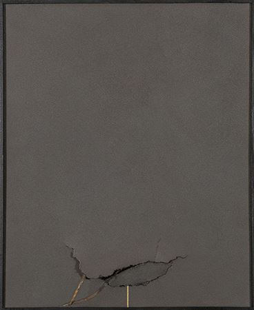 Gris oscuro, con clavos que surgen del fondo, junto a la recta de oro