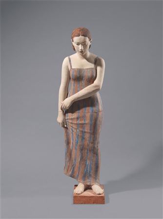 Stehende im Kleid
