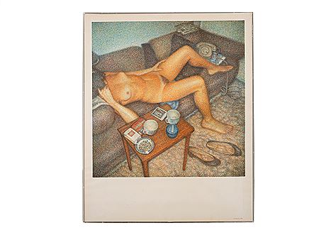 Femme nue allongée sur un canapé
