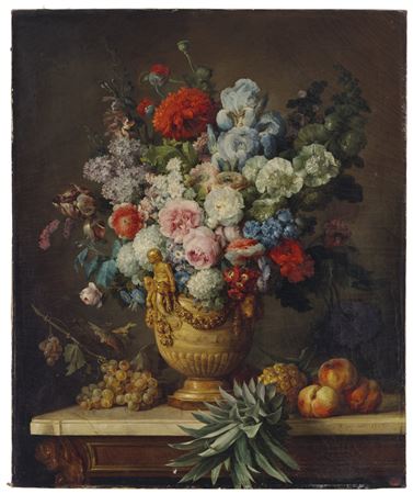 Nature morte au vase d’albâtre rempli de fleurs avec sur une table plusieurs espèces de fruits, comme ananas, pêches et raisins