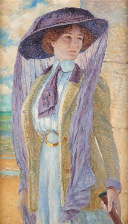 Young woman with hat in front of the beach