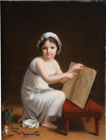 ENFANT MONTRANT LES IMAGES D'UN LIVRE