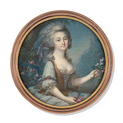Portrait de femme assise sur un banc dans un jardin et tenant des fleurs