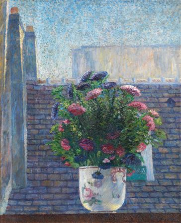 Reines-marguerites dans un pot sur le rebord d'une fenêtre