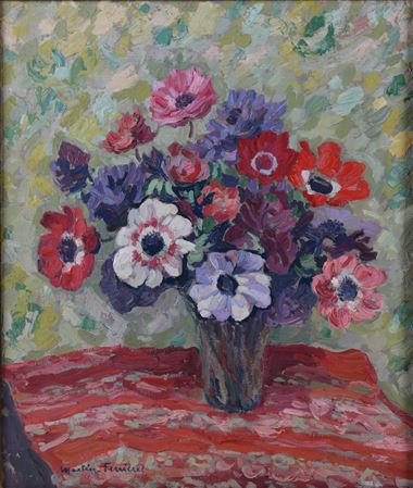 BOUQUET D'ANEMONES DANS UN VASE EN VERRE SUR UN TAPIS DE TABLE ROUGE
