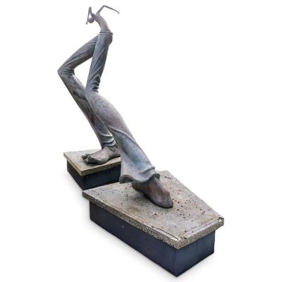 Monument in Right Feet Major
