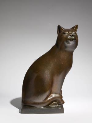 Seated cat, head turned
