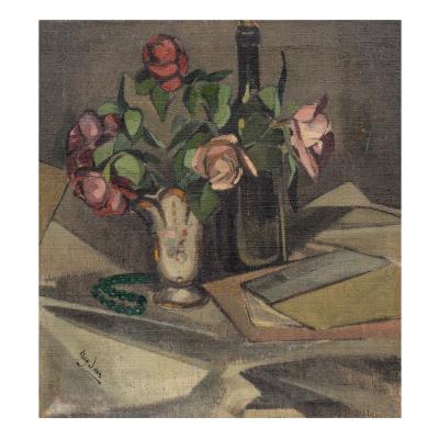 Nature morte. Vase de fleurs, roses et collier vert