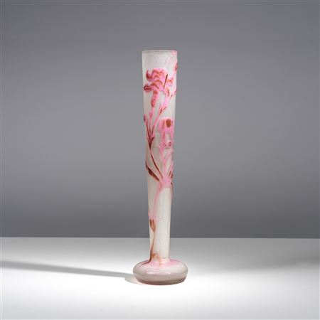 Impressive cone-shaped vase raised on a bulbous pedestal