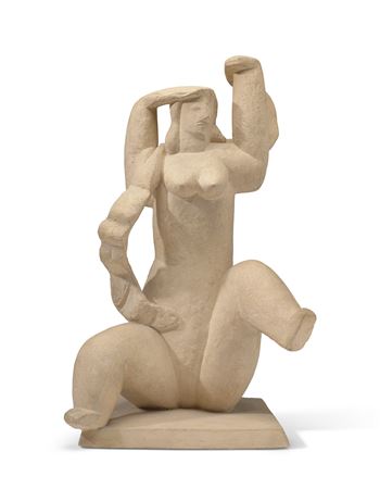 Femme aux bras levés