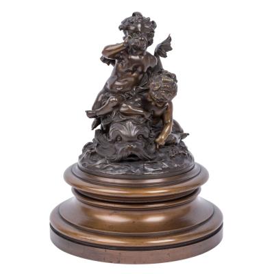 Putti auf Delphin reitend