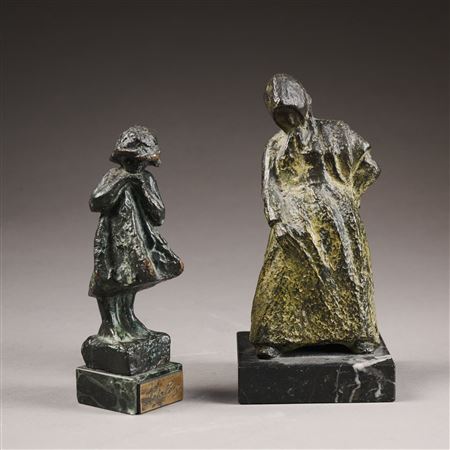 Little girl with her hands under her chin. - woman with headdress.(2)
