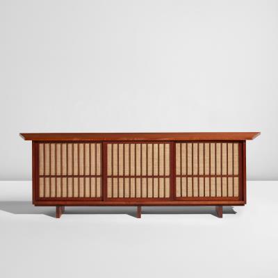 Free-edge cabinet with overhanging top