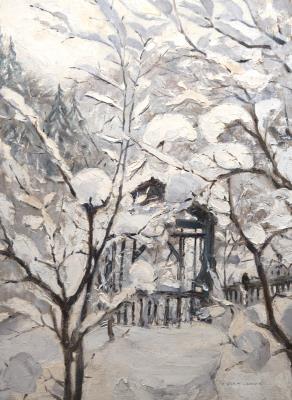 Verschneite Winterlandschaft mit Bäumen und kleinem Gehöft im Hintergrund