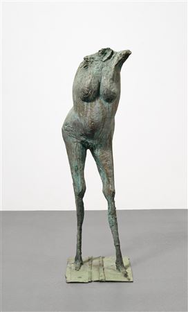 GroBer stehender weiblicher Torso