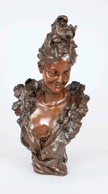 Bust of a woman by Victor Bruyneel - Auction record, sale price, and art valuation. Compare with similar artists and explore comparable artworks.