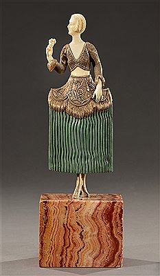 Sculpture chryséléphantine en bronze à patine argenté et vert antique figurant une jeunne femme au bouquet