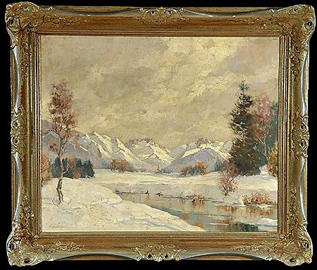 Fluss in verschneiter Berglandschaft