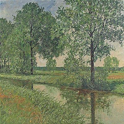 Sommerliche Landschaft mit von Bäumen gesäumtem Bachlauf