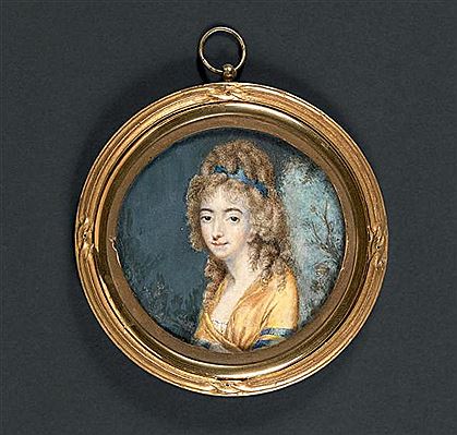 Portrait d'Eugénie REVEL, en buste de trois-quarts vers la gauche, presque de face, en robe de voile blanc, les épaules couvertes d'une écharpe jaune à bandes bleues