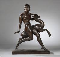 Jeune femme courant avec une gazelle