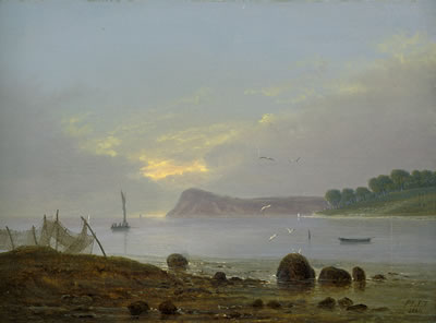 Küstenpartie mit Segelschiff und Fischernetzen bei Morgendämmerung