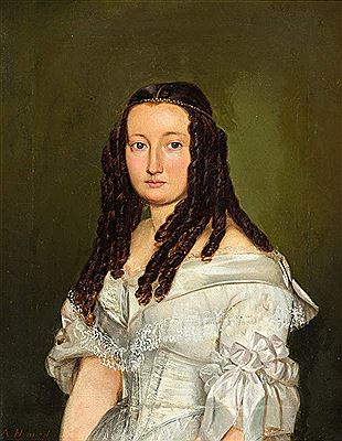 Portrait einer jungen Frau mit langen Locken und schulterfreiem Seidenkleid mit Spitze