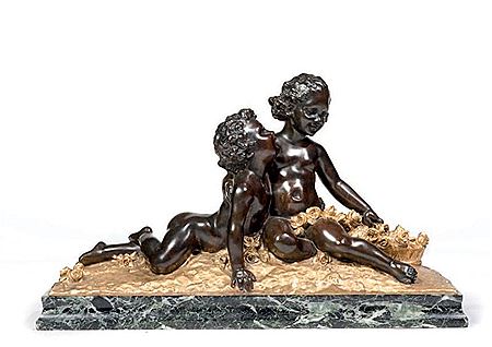 Deux putti aux guirlandes de fleurs