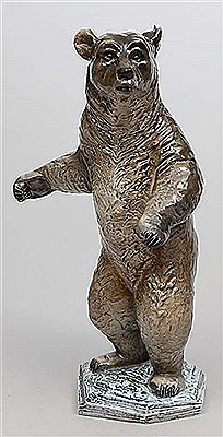 Skulptur eines aufgerichtet stehenden Braunbären
