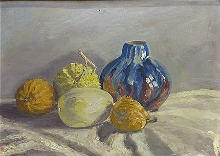 Stilleben mit Keramikvase und Kürbissen