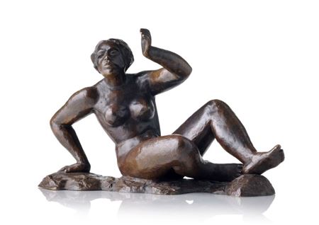 Sitzender weiblicher Akt mit erhobenem Arm.
