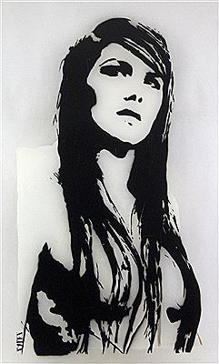 Jeune femme en buste.
