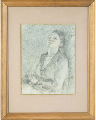 Marie, les bras croisés