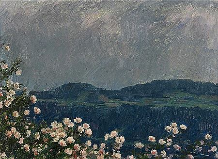 Blühende Sträucher vor Hügellandschaft