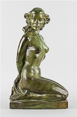 Jeune femme nue agenouillée